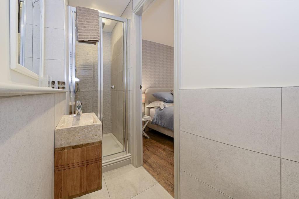 Apartment West With Free Parking วิทบี ภายนอก รูปภาพ